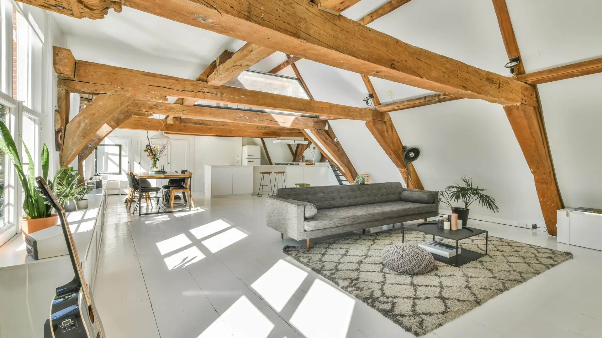 Rénovation intérieure lumineuse avec poutres apparentes